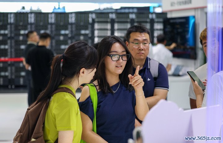 不雅众在2026寰球智能产业展览会上试戴一款AI翻译眼镜。新华社记者孙凡越 摄