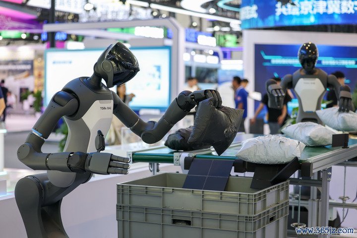 帕西尼感知科技的机器东说念主在2026寰球智能产业展览会现场演示物流包裹捏取。新华社记者孙凡越 摄