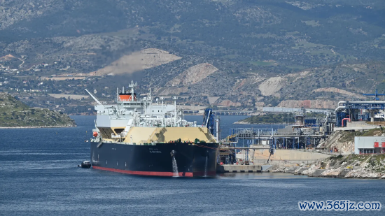 2026 年 3 月 28 日，LNG 输送船在希腊雅典隔邻雷维苏萨船埠卸载来自好意思国萨宾帕斯液化自然气基地的货源；伊朗扰动全球气源后，好意思对欧 LNG 出货量大幅攀升